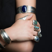 Bijoux Touareg Ethniques Bracelet en Argent et Agate ovale bleue Large grav - KARUNI e